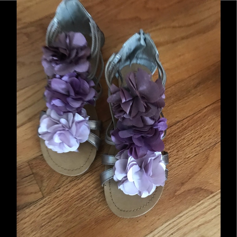 Xhilaration girls sandals w/silk flowers, size 4